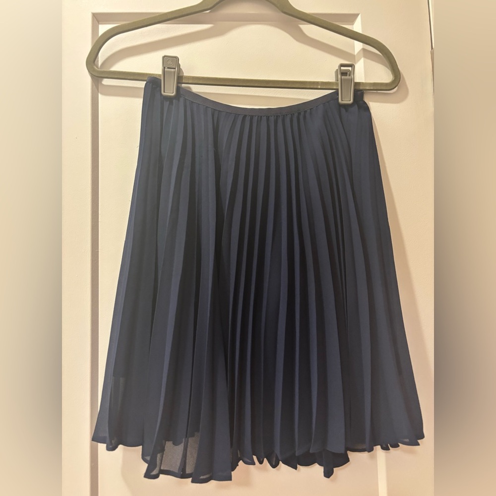 Babaton (Aritiza) pleated above the knee navy skirt
